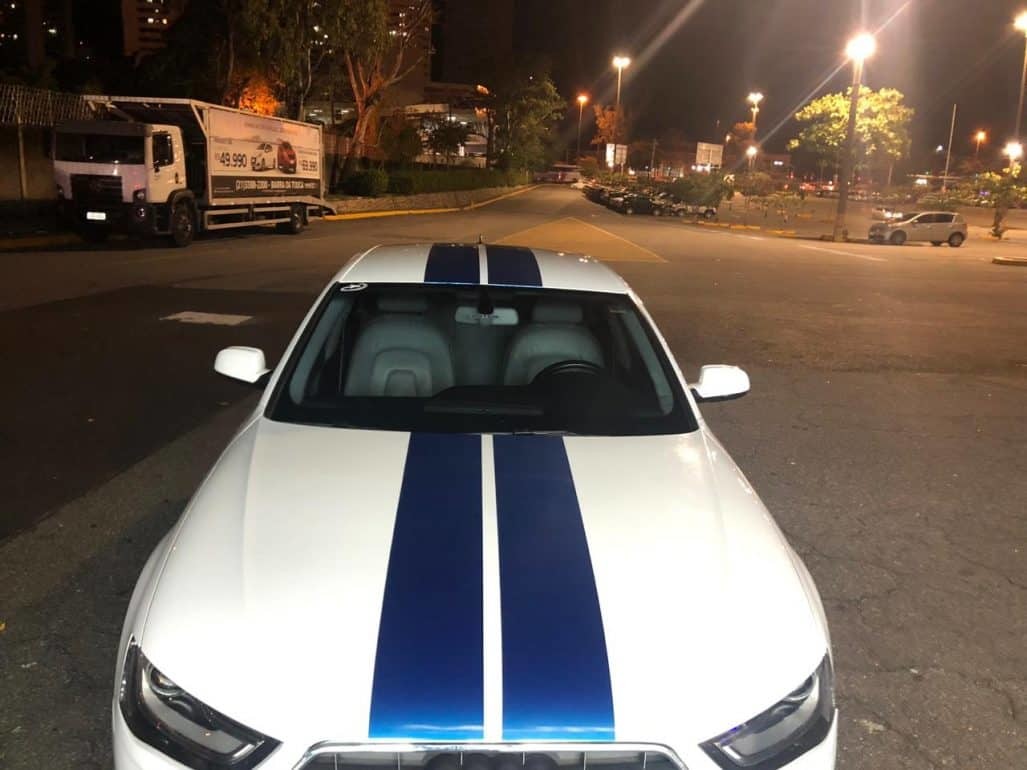 envelopar um carro sedan