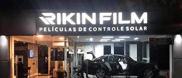 rikin-insulfilm-automotivo-barra Desde 2005 no mercado, somos uma empresa especializada em soluções para insulfilm para vidros automotivos, residenciais e comerciais. Sempre em constante evolução e buscando prestar um serviço de excelência, aperfeiçoamos nossas técnicas de aplicação e hoje nos tornamos uma das poucas empresas especializadas em insulfilms para vidros no Rio de Janeiro. Toda nossa equipe de profissionais são certificados e treinados para oferecer de forma qualificada os produtos e serviços que promovam maior conforto e proteção às pessoas.