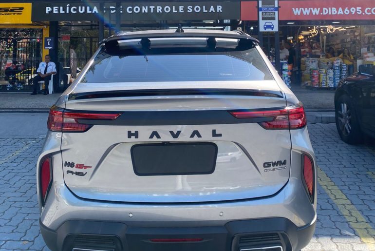 Aplicação de envelopamento automotivo no Haval H6 GT