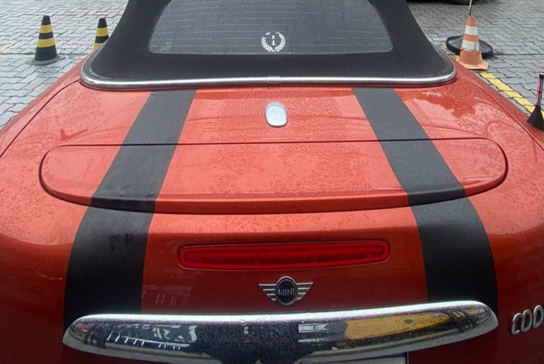 Envelopamento automotivo com faixas pretas: estilo mais esportivo envelopamento automotivo