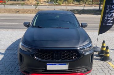 Envelopamento Preto Fosco e Linha Vermelha em Fiat Fastback Envelopamento