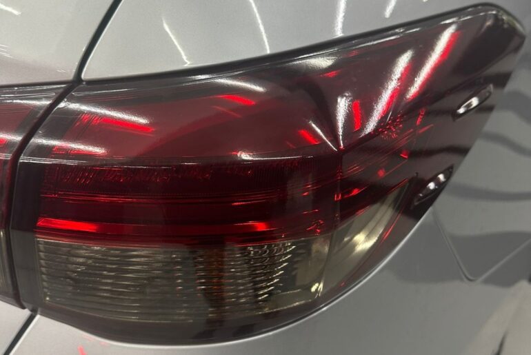 Aplicação de Máscara Negra em Faróis Automotivos