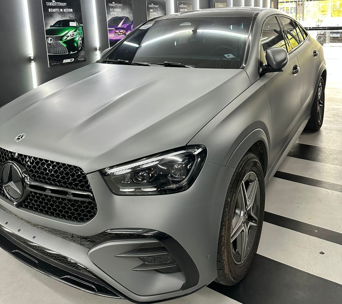 Envelopamento do Mercedes-Benz em Cinza Nardo Fosco Envelopamento do Mercedes-Benz GLE Coupé em Cinza Nardo Fosco
